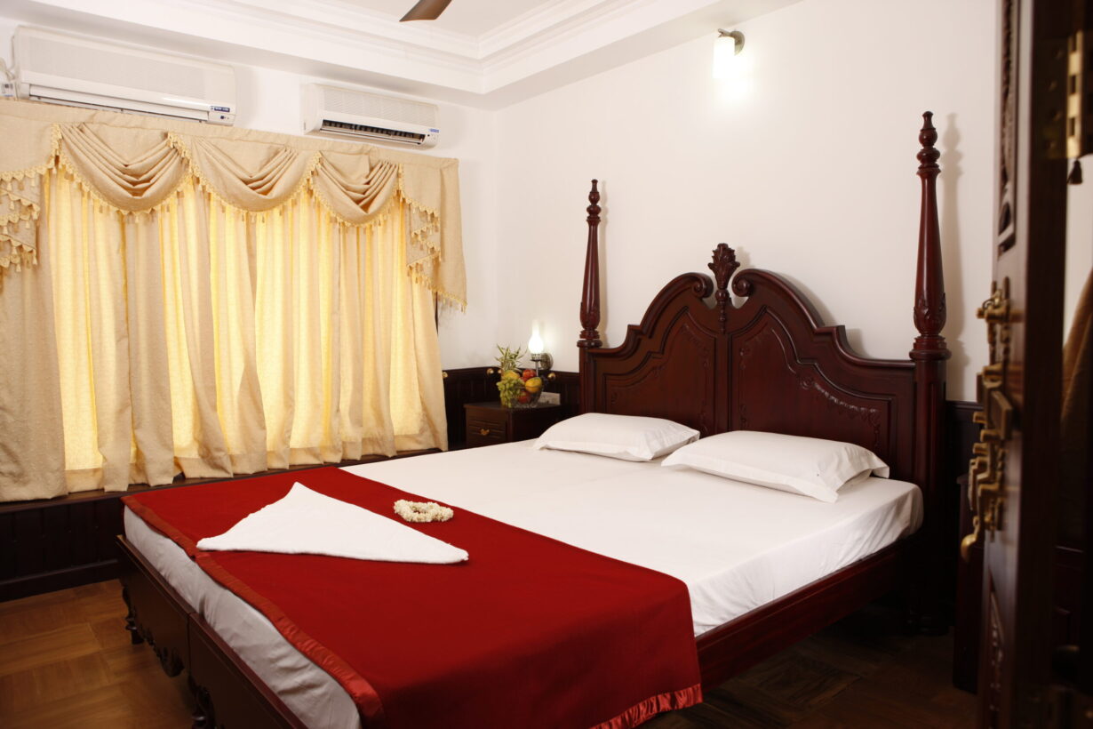 Kumarakom castle Houseboat Bedroom